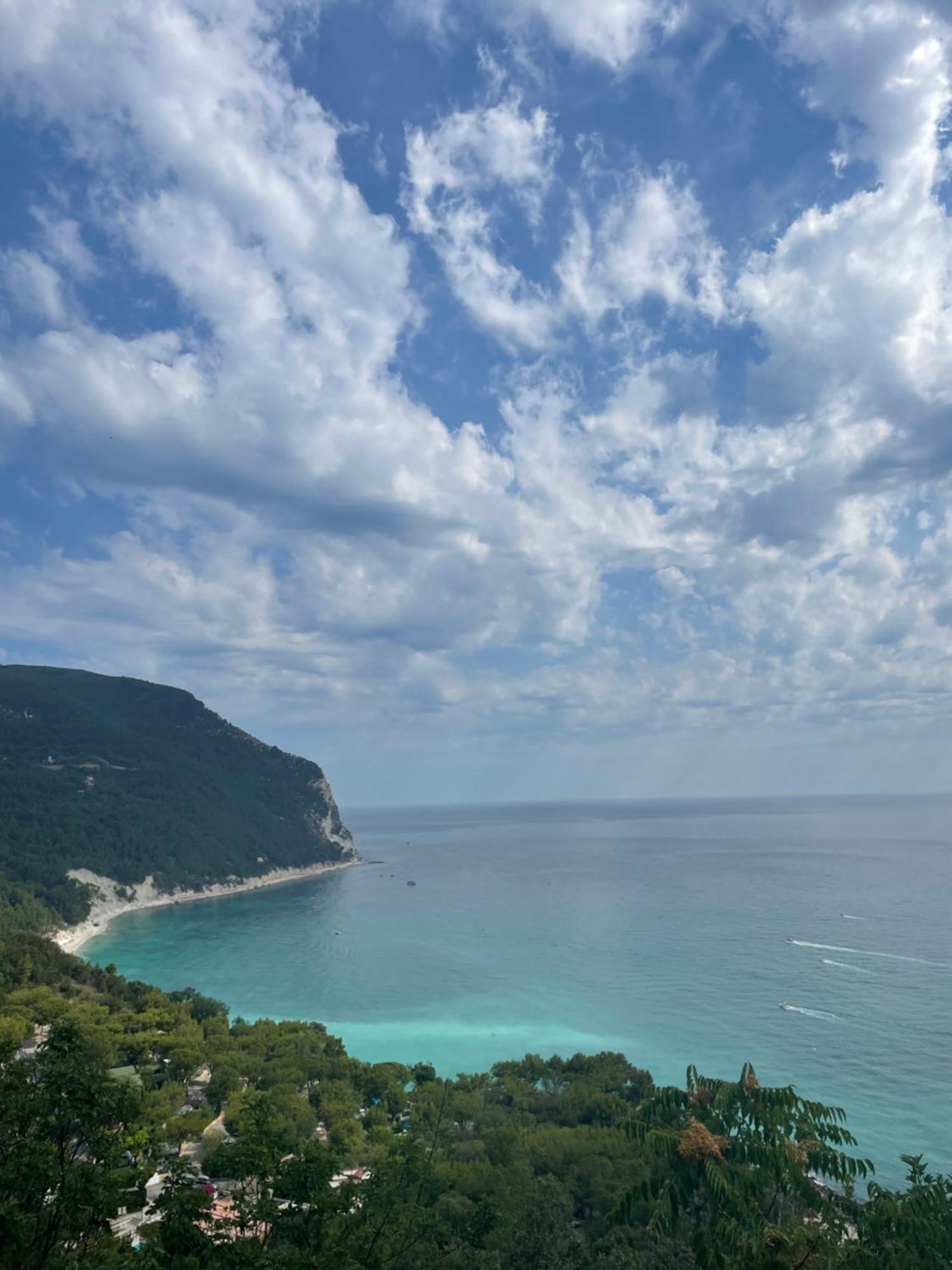 L'Angolo Di Mare Centro Di Sirolo Exterior foto